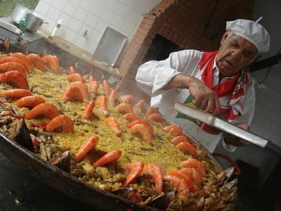 Francisco Alava en su faceta de chef, preparando una de esas extraordinarias paellas que tantas pasiones despertaban en San Pablo (fotoMA)